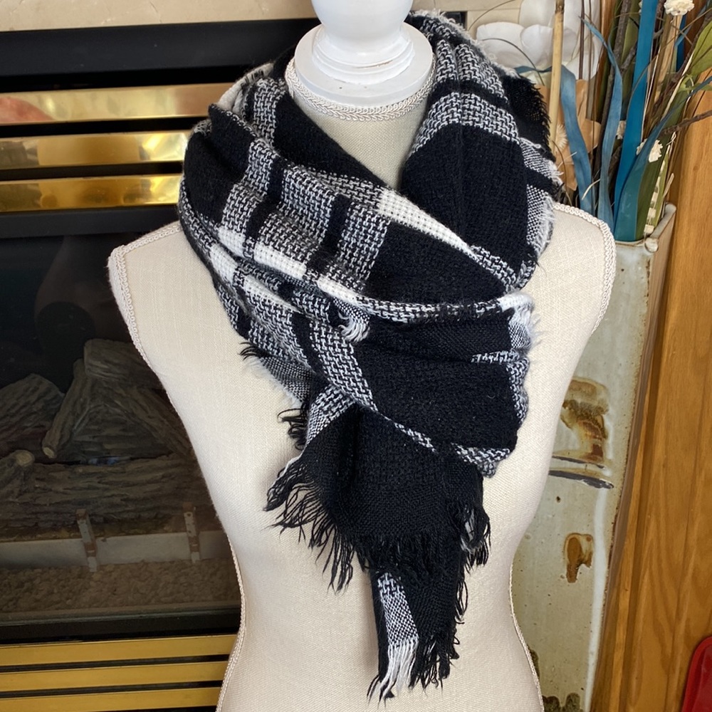 Black & White Woven Check Blanket Scarf/ WRAP 🖤HUGE! 28 x